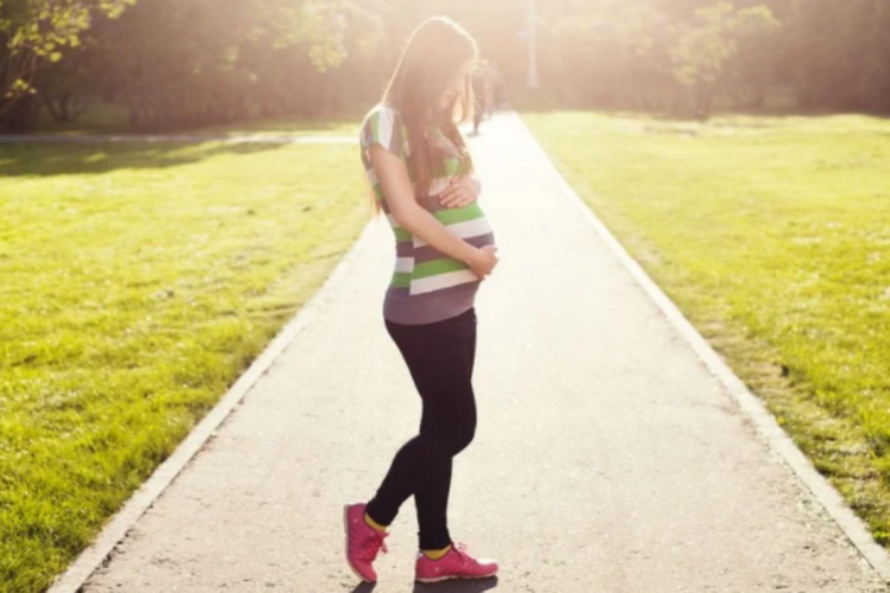 Gravidanza e attività fisica: i benefici delle passeggiate sul corpo e la mente