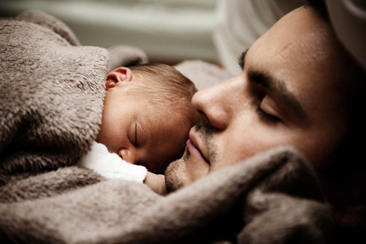 Papà e neonato: istruzioni per l'uso. Utili consigli per affrontare la paternità
