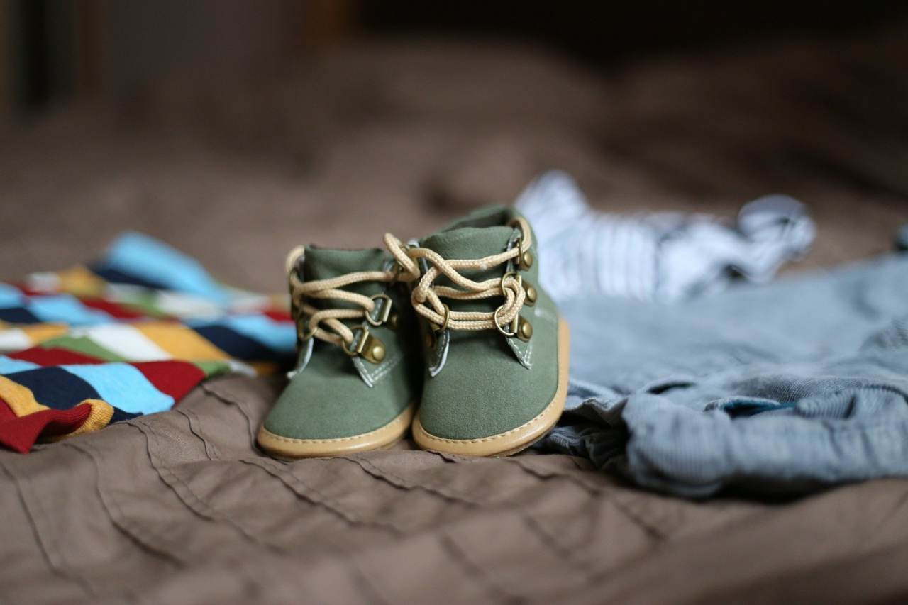 Sinistra e Destra: il trucchetto semplicissimo da insegnare ai bimbi per indossare le scarpe nel modo giusto
