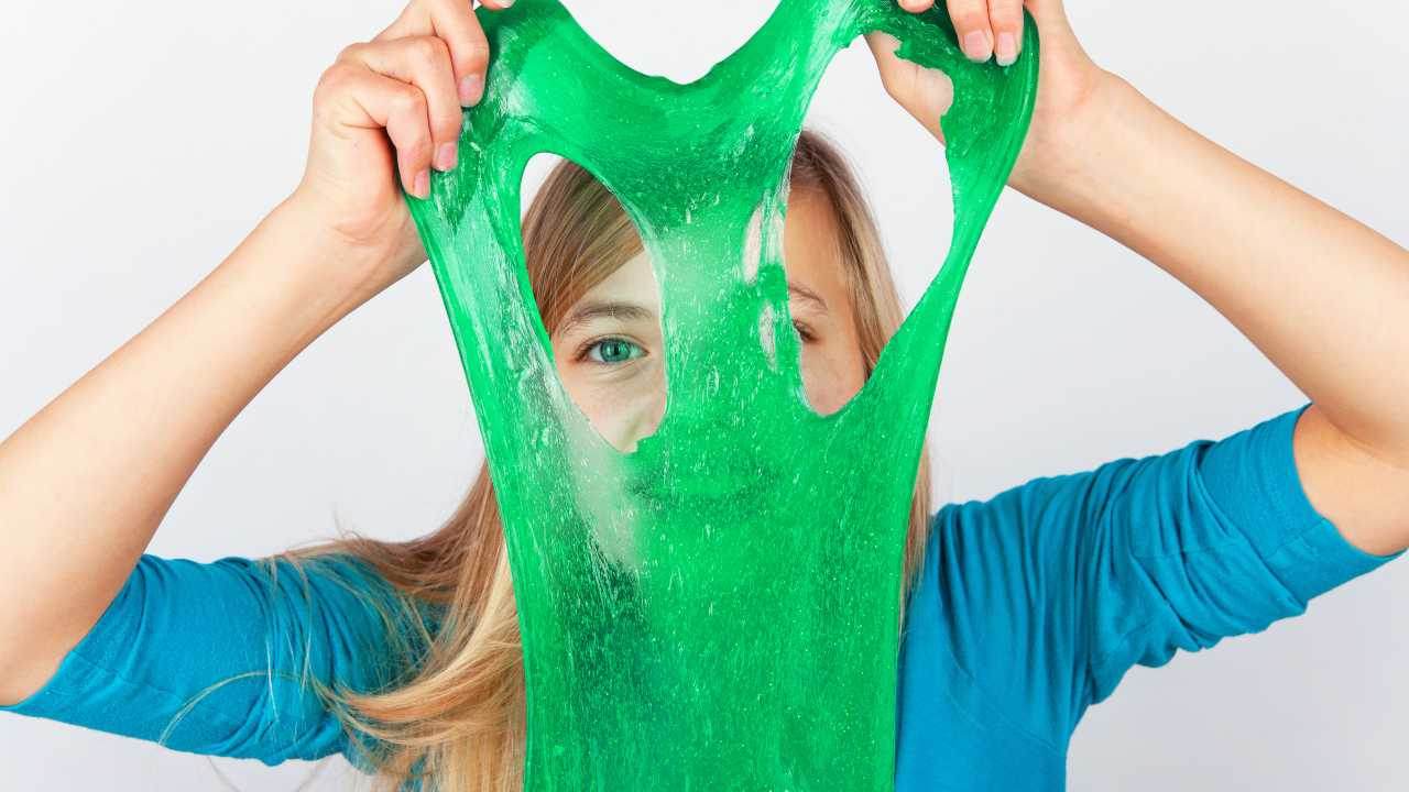 Slime fatto in casa senza sapone e senza acidi: i bambini lo adoreranno