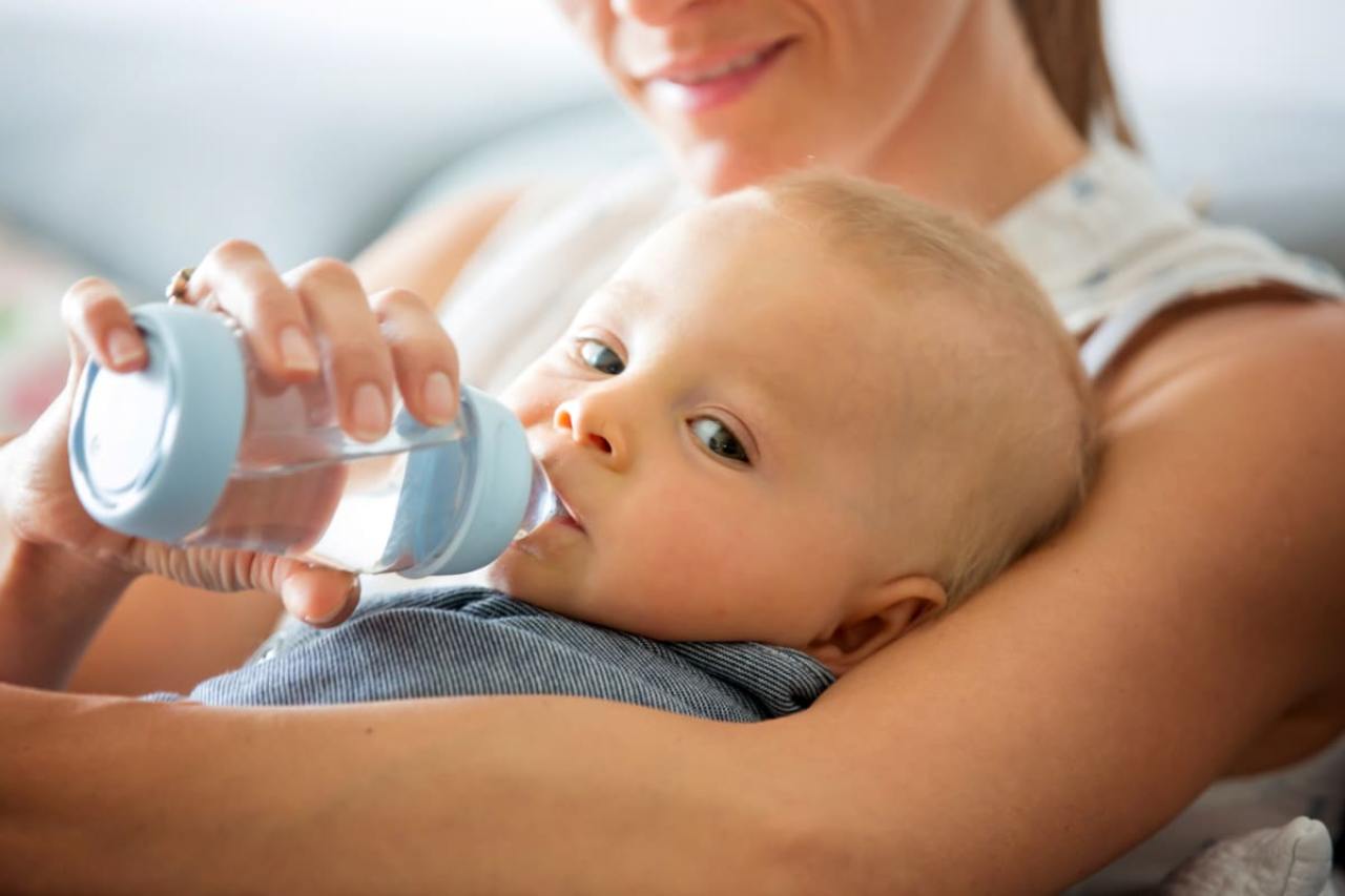 Quando si può dare l'acqua ai neonati?