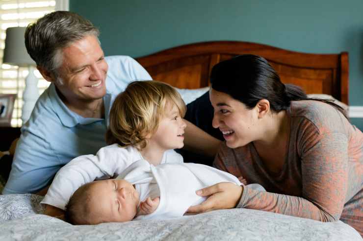 bambino dorme nel lettone