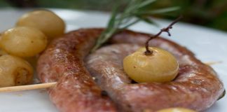 spiedini salsiccia uva