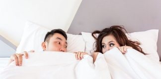 a letto in coppia