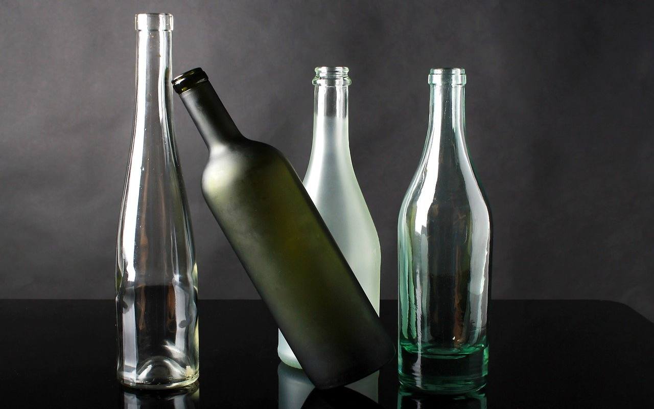 pulire le bottiglie di vetro