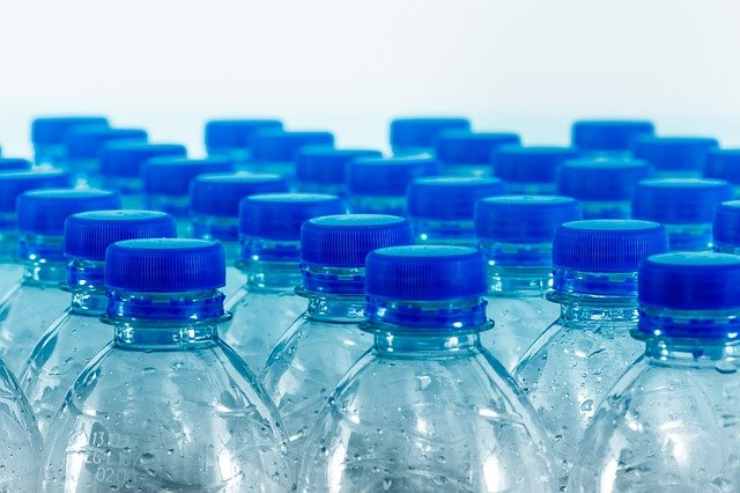 Bottiglie di plastica non buttarle