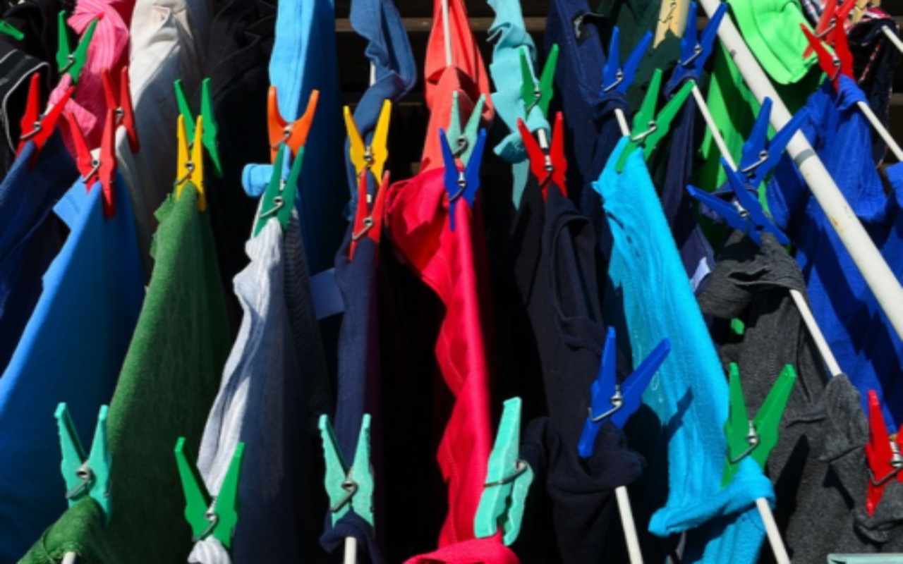 vestiti colorati macchie di sudore