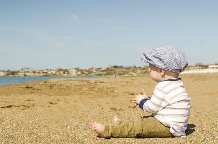 bambino in spiaggia 