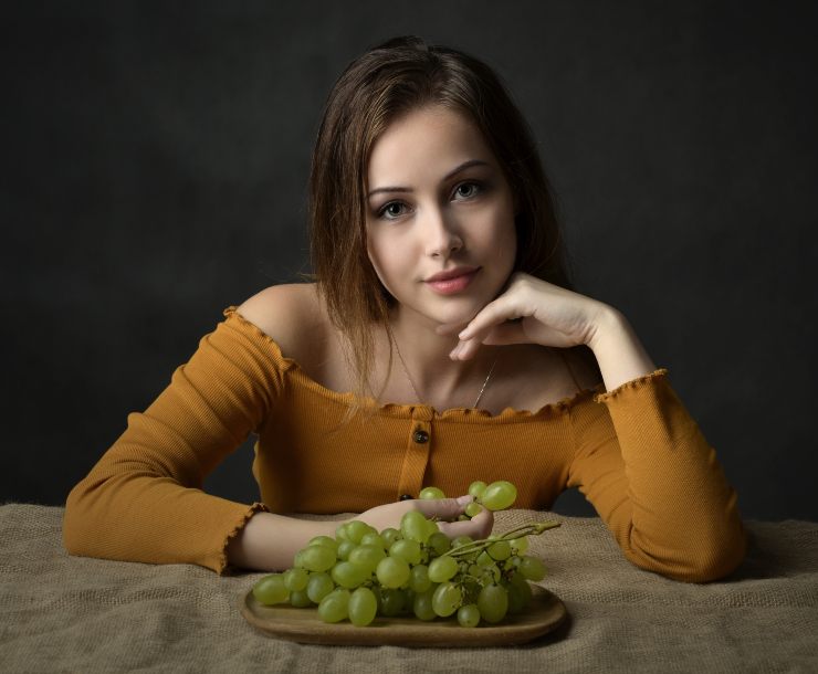 ragazza che mangia uva