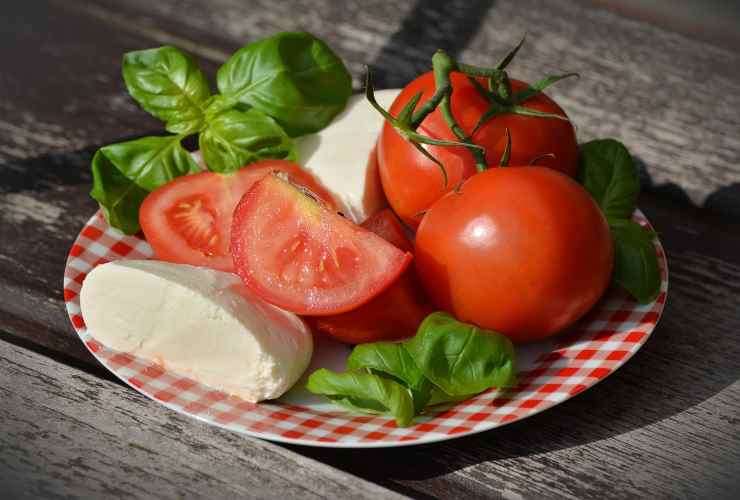 mozzarella pomodori e basilico