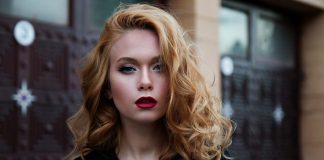 ragazza con taglio di capelli