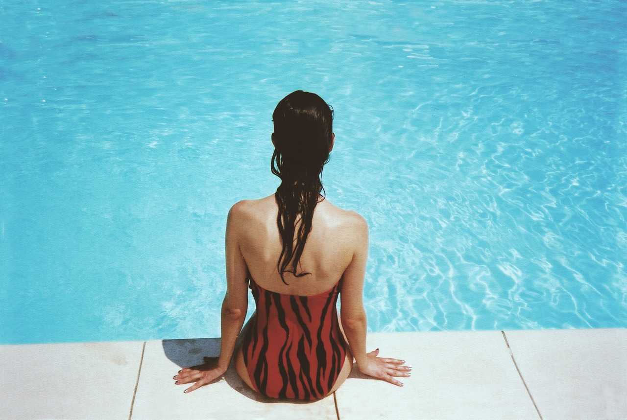 ragazza in piscina