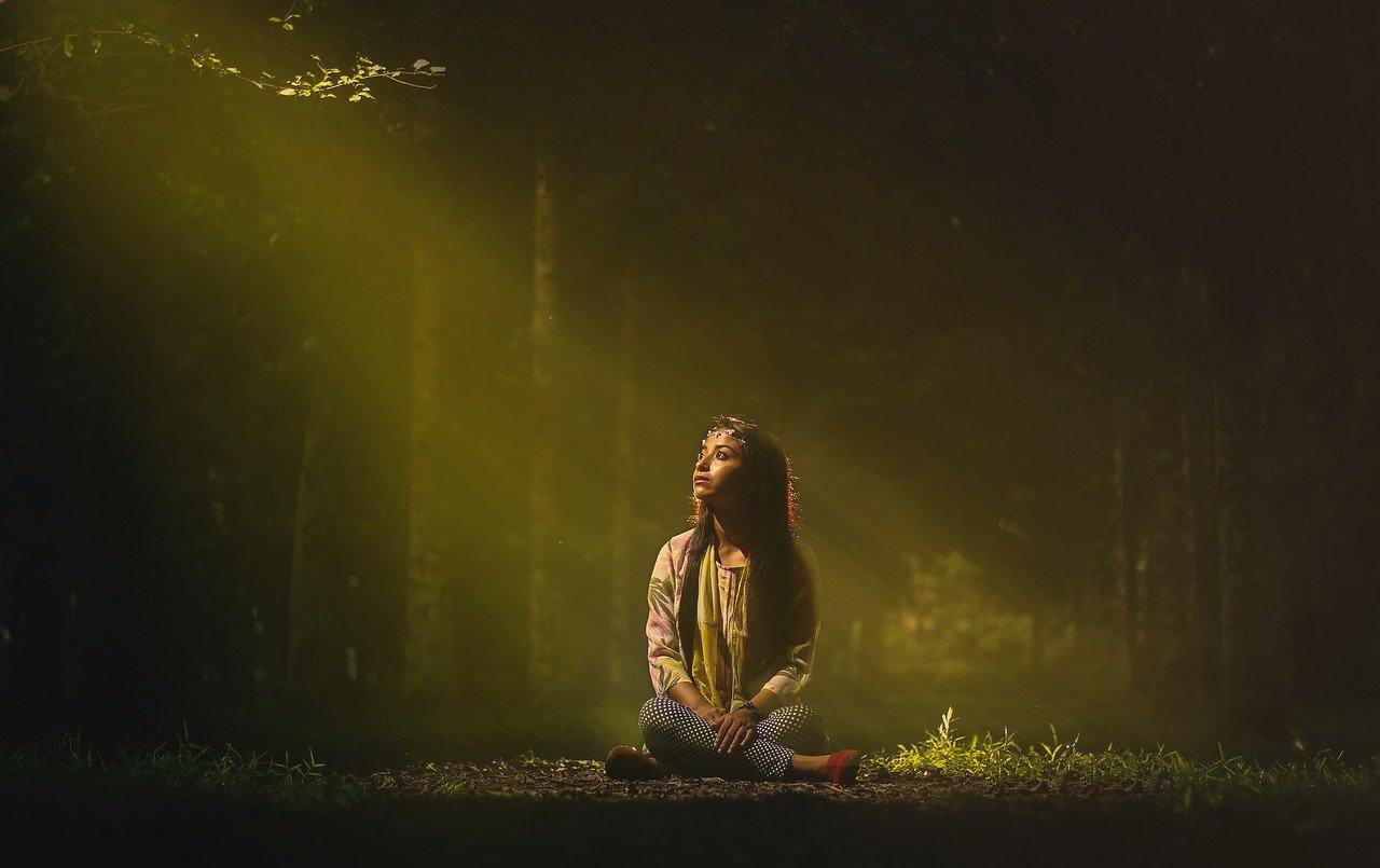 Ragazza immersa nella natura