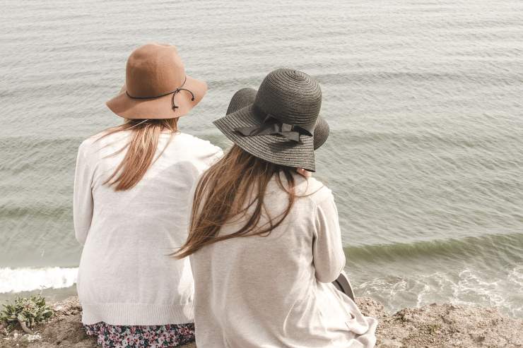 ragazze col cappello in spiaggia