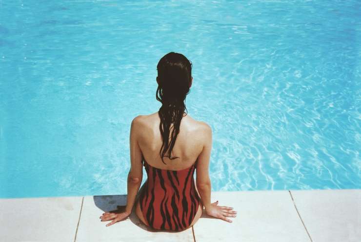 donna in piscina