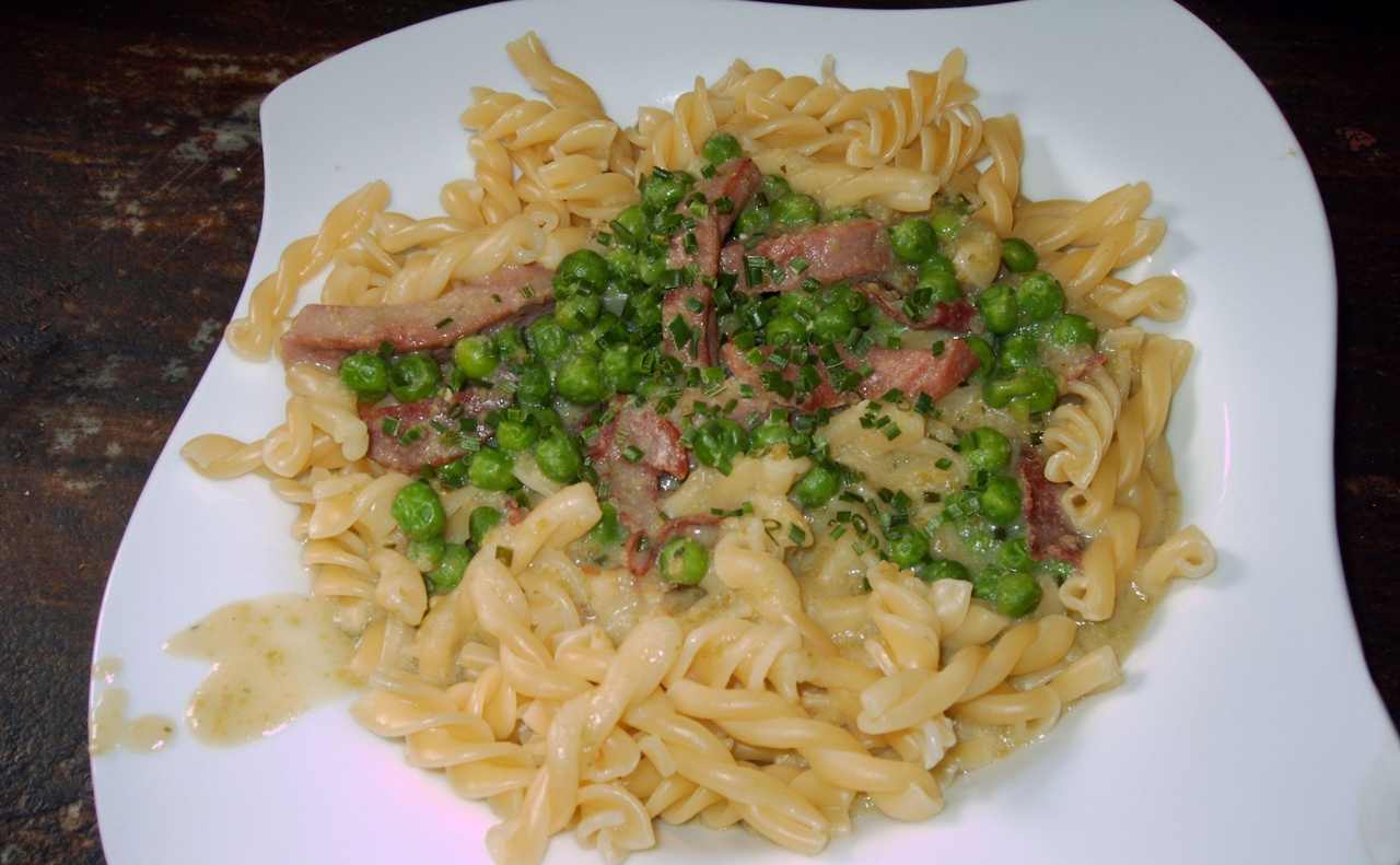 pasta piselli prosciutto