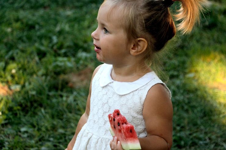 bambina frutta