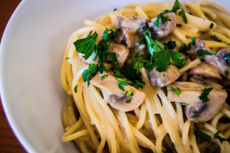 pasta con sugo di funghi e castagne