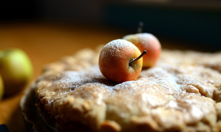 Dolce alle mele, pastasfoglia e crema frangipane