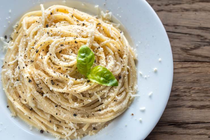 spaghetti cacio e pepe ricetta