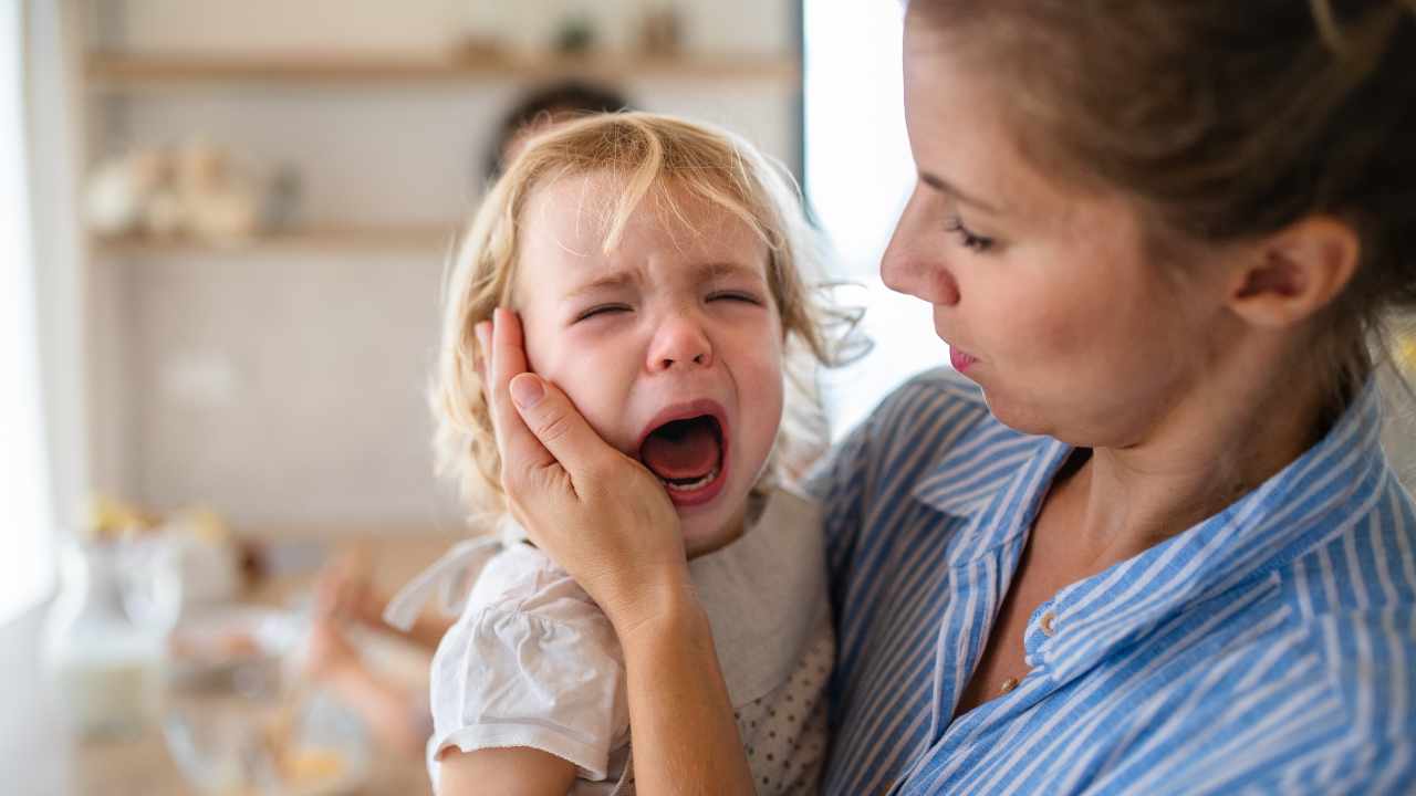 bambino piange disperato