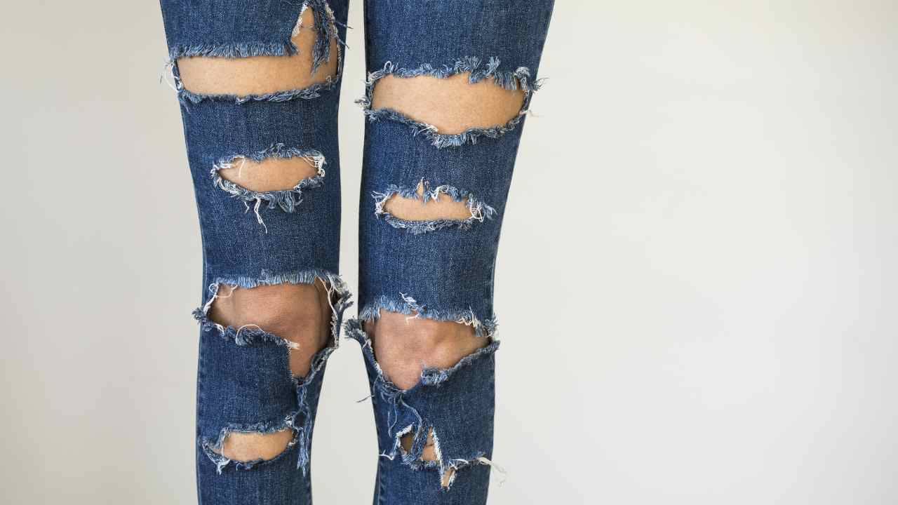 jeans strappati