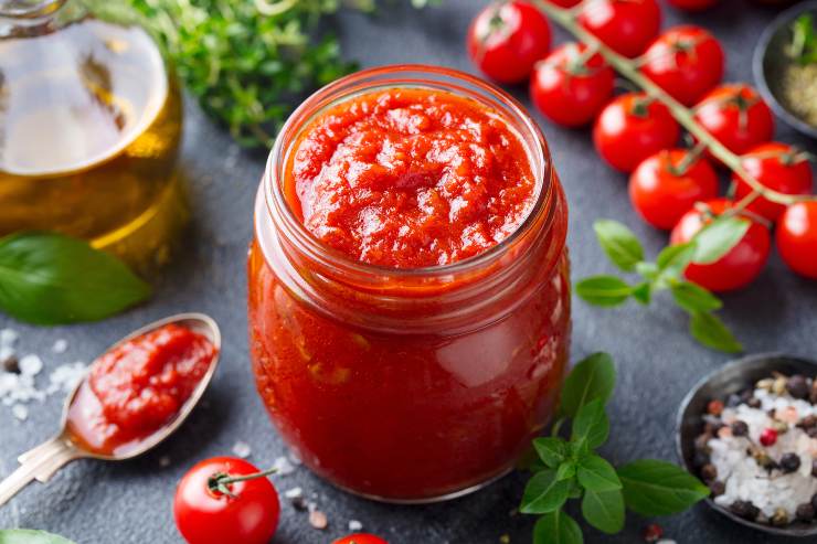 preparare sugo di pomodoro