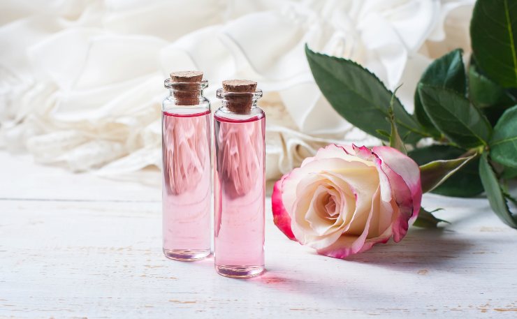 preparare acqua di rose