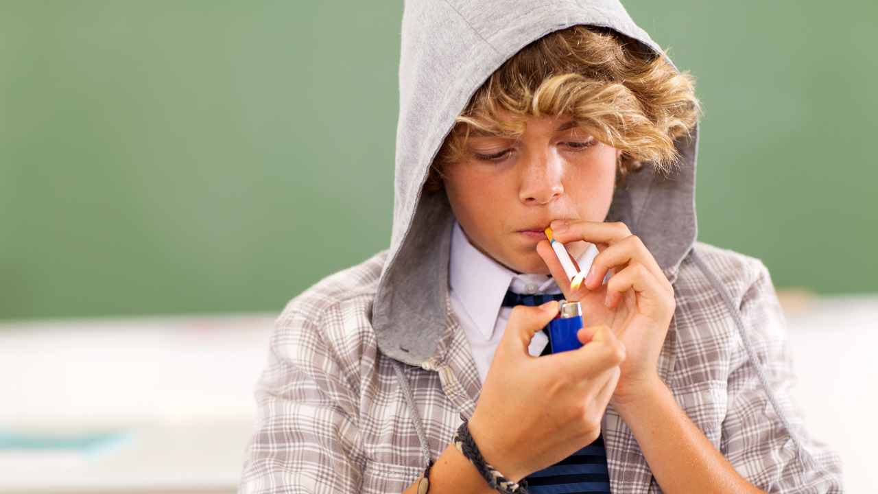 figlio adolescente fuma