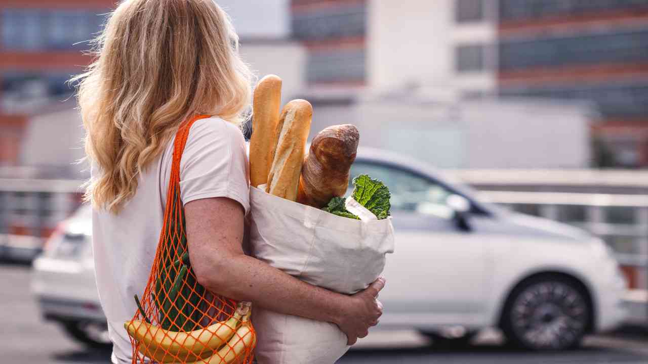 donna con pane