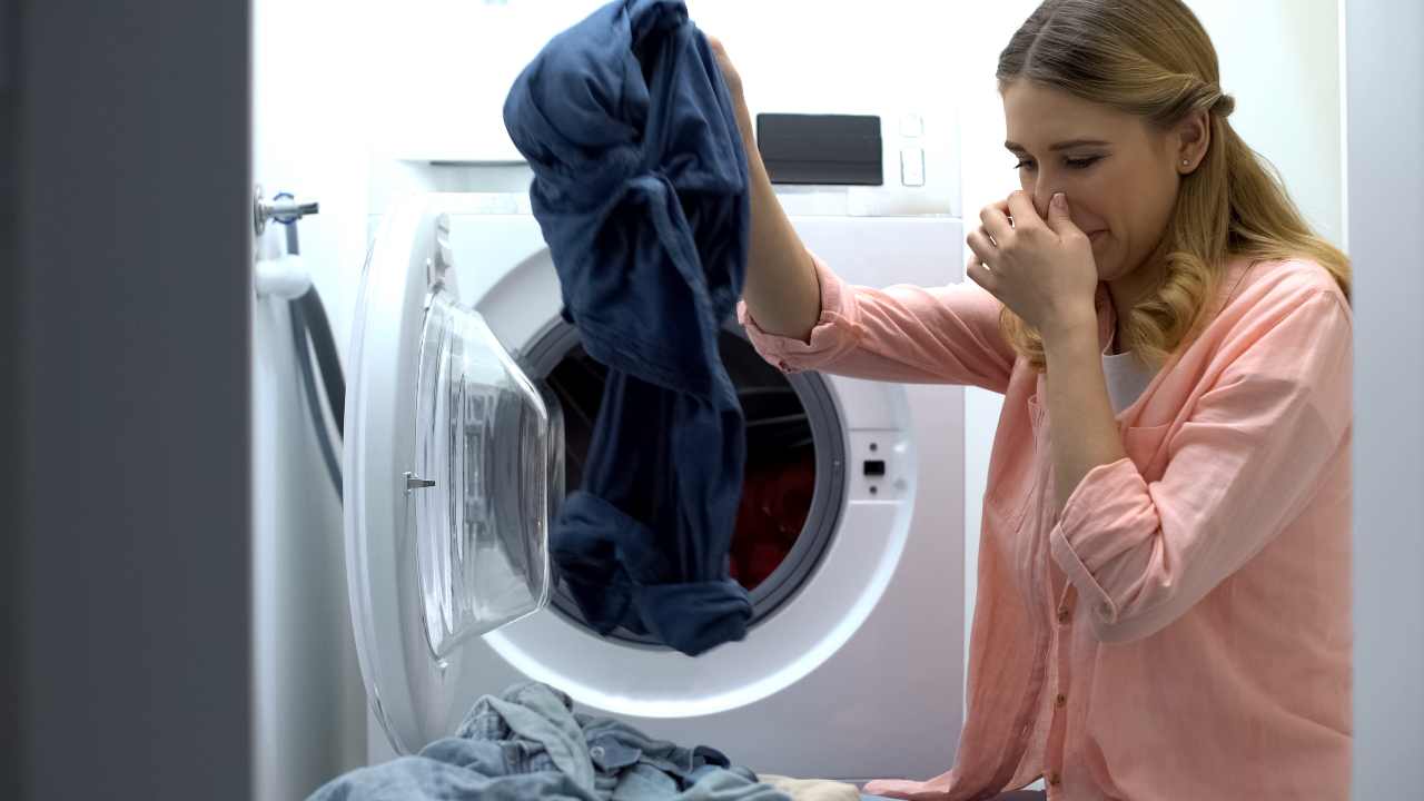 puzza dei vestiti in lavatrice