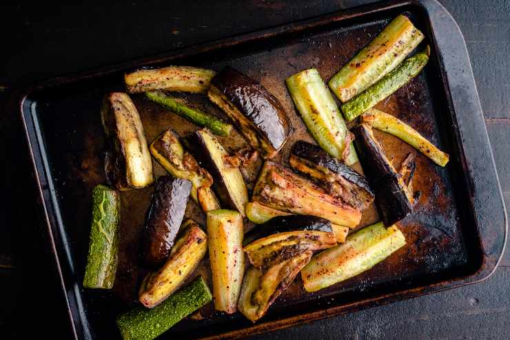 pulire teglia bruciata del forno