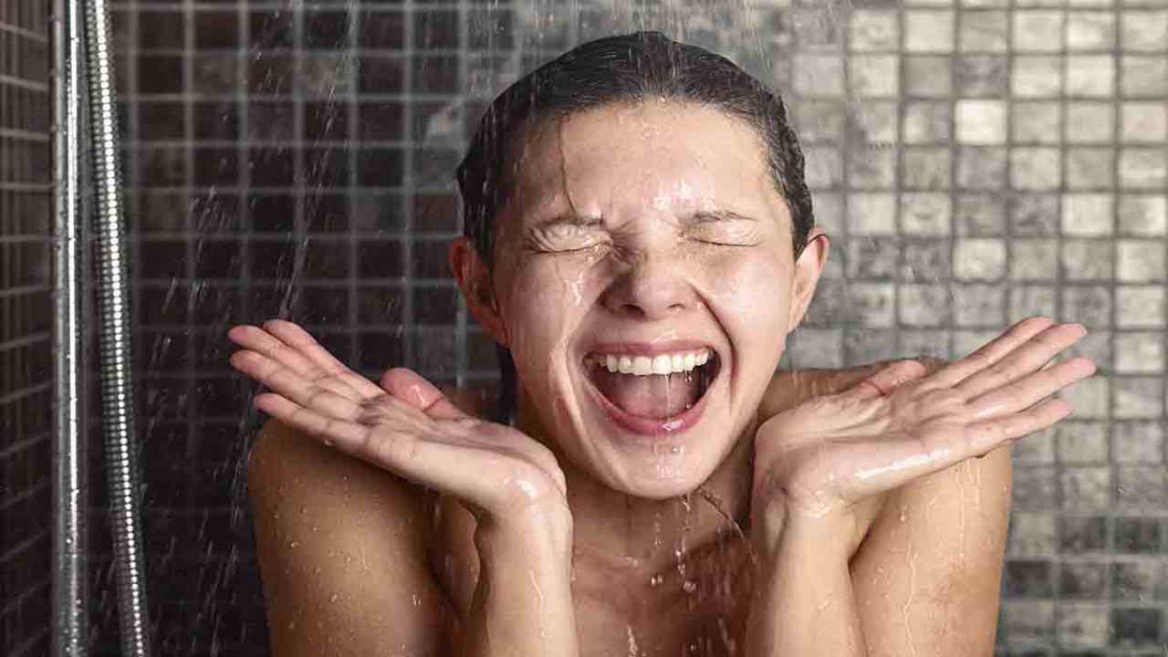 donna doccia