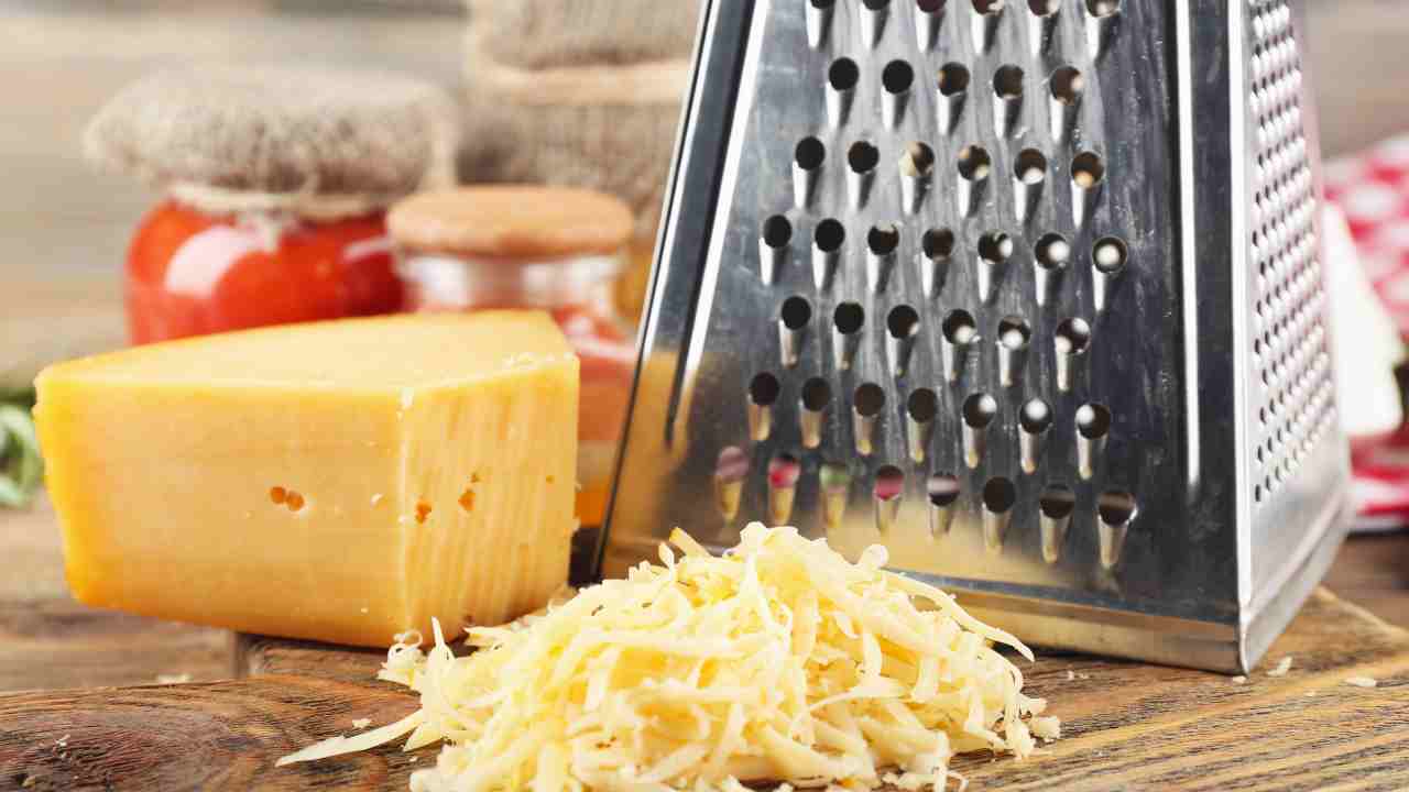 pulire grattugia del formaggio