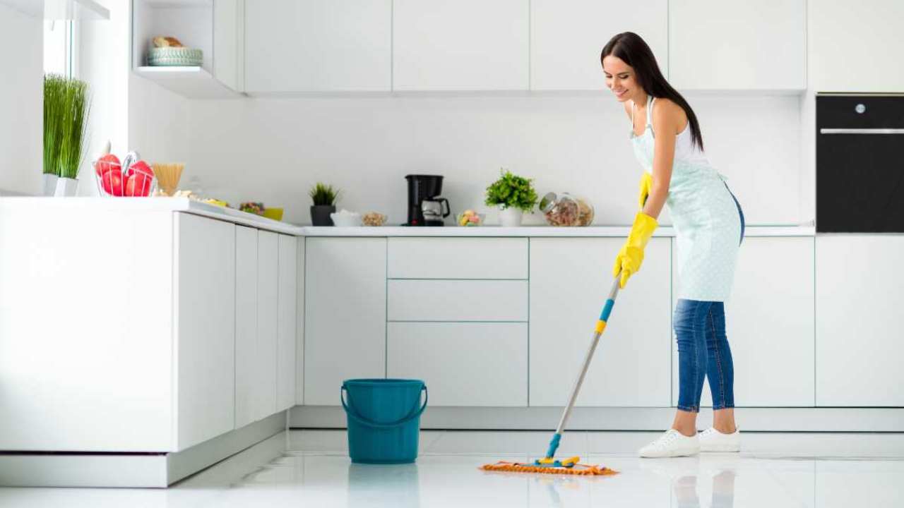 risparmiare lavando pavimento