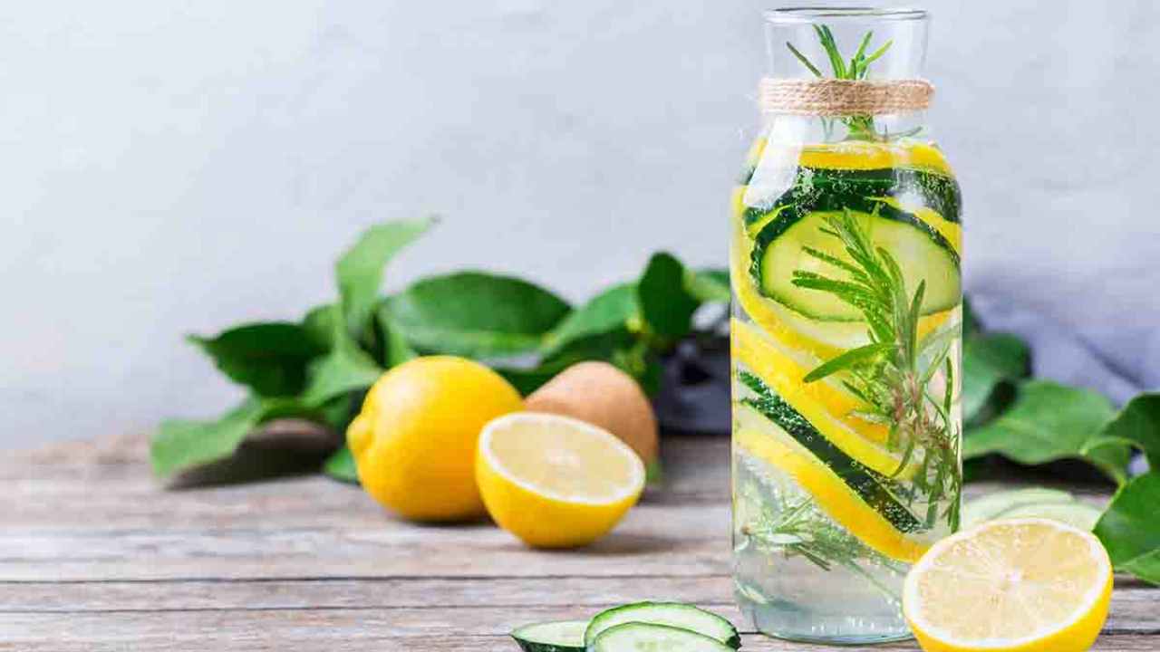 bere acqua e limone