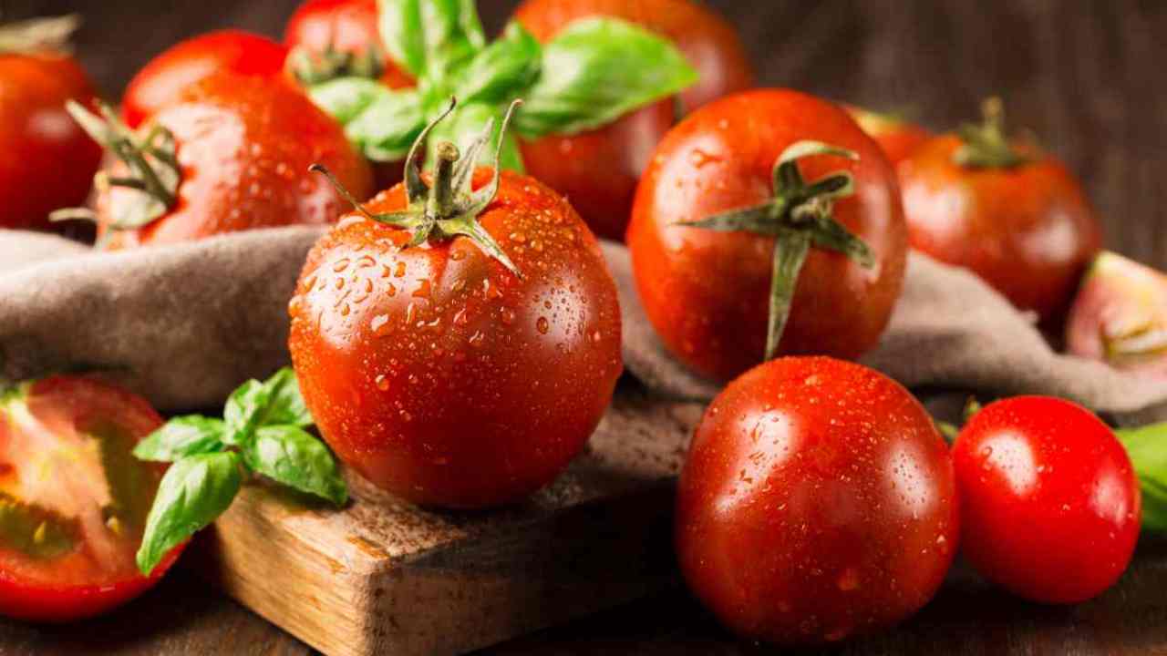 cena con uova e pomodori