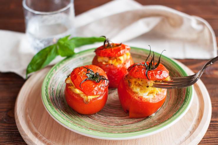 cena con uova e pomodori