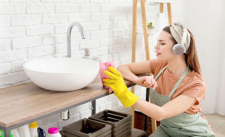 pulire superfici bagno