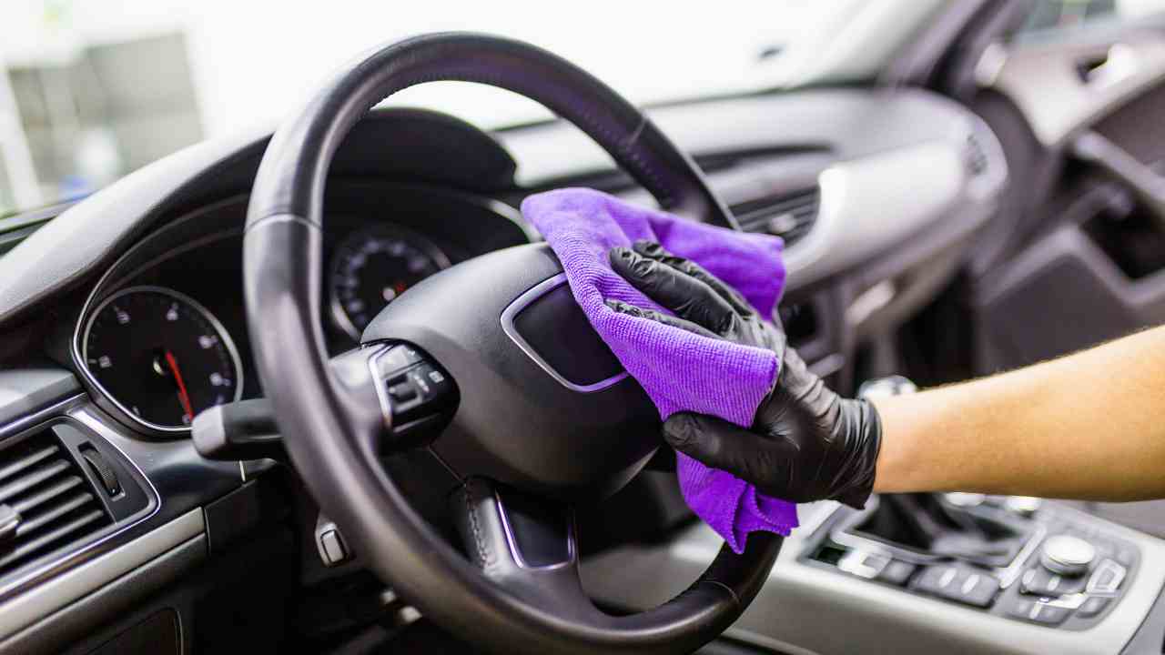 pulire interni auto
