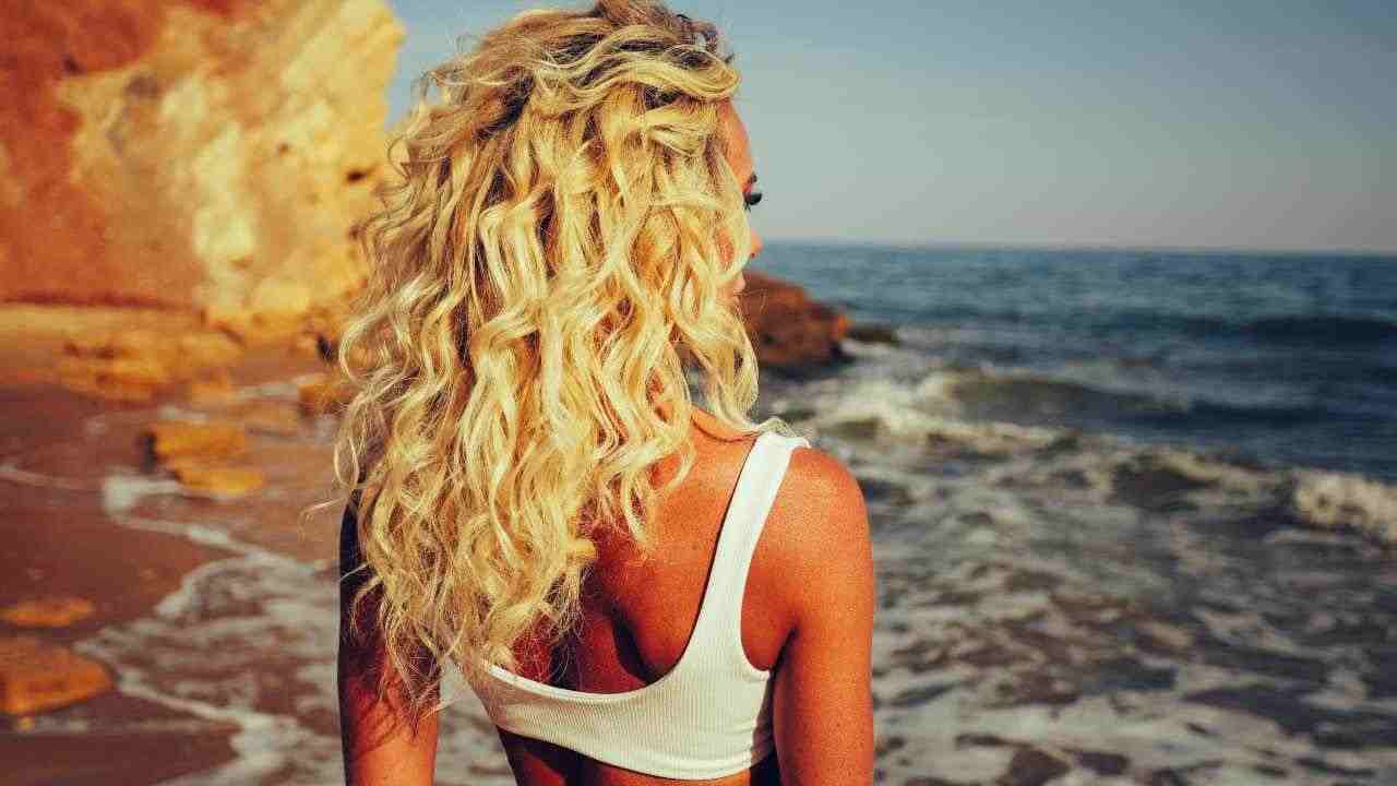 proteggere capelli al mare