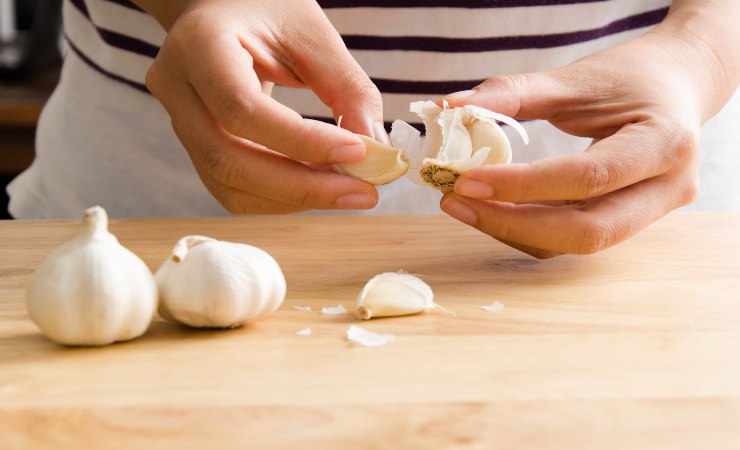 come sbucciare aglio