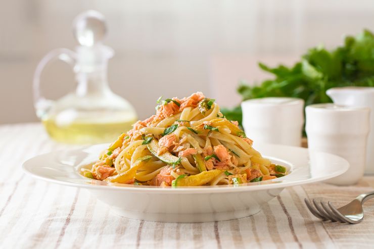 pasta zucchine e salmone