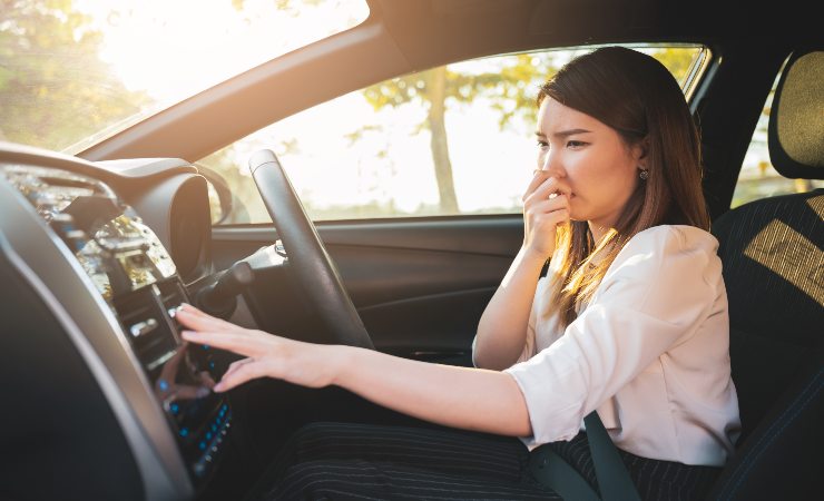 cattivo odore climatizzatore auto