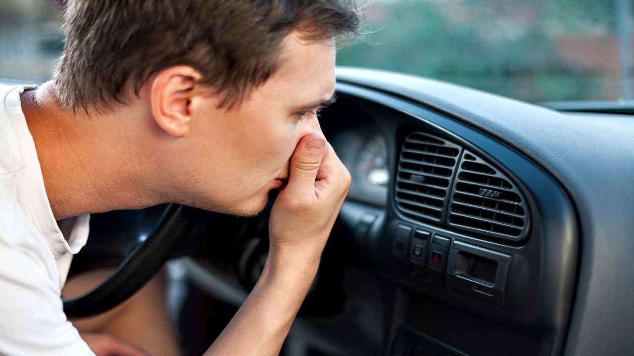 cattivo odore climatizzatore auto