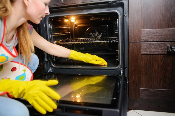 pulire forno sporco