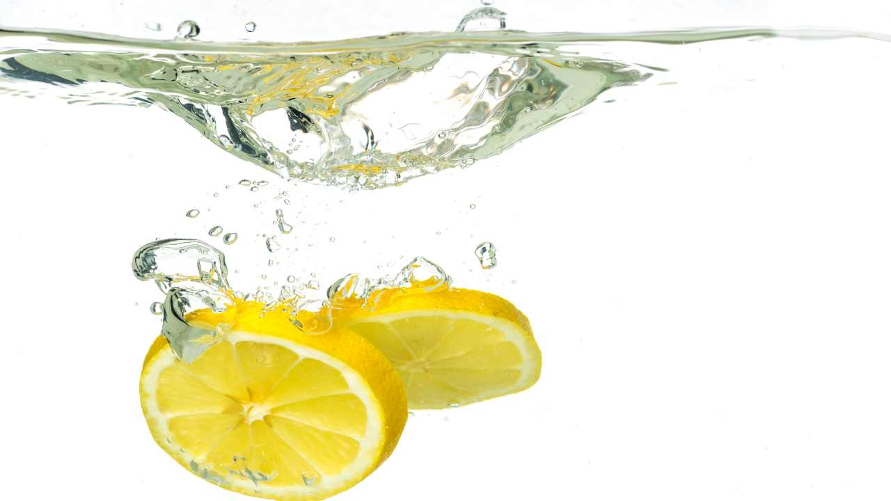 acqua calda limone