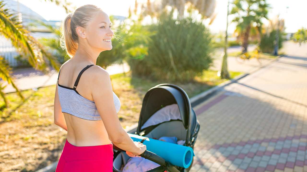 Donna passeggia in carrozzina allenarsi dopo il parto