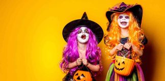 Bambine travestite per Halloween si preparano a festeggiare nei parchi avventura