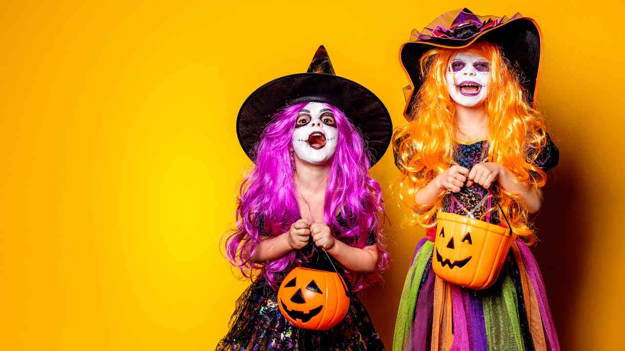 Bambine travestite per Halloween si preparano a festeggiare nei parchi avventura